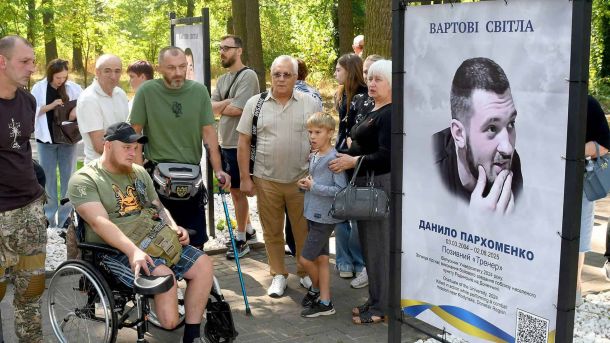 Атака дронів на Київщині: двоє постраждалих у двох районах (оновлено) Родини загиблих Захисників біля стендів Алеї пам’яті «Вартові світла» у Державному податковому університеті в Ірпені, 29 серпня 2026 року