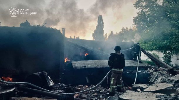 Масована атака на Київ 24 травня: 33 людини постраждало, 2 загиблих Рятувальники ДСНС гасять пожежу серед руїн після ракетно-дронового удару по Київщині 24 травня 2026 року
