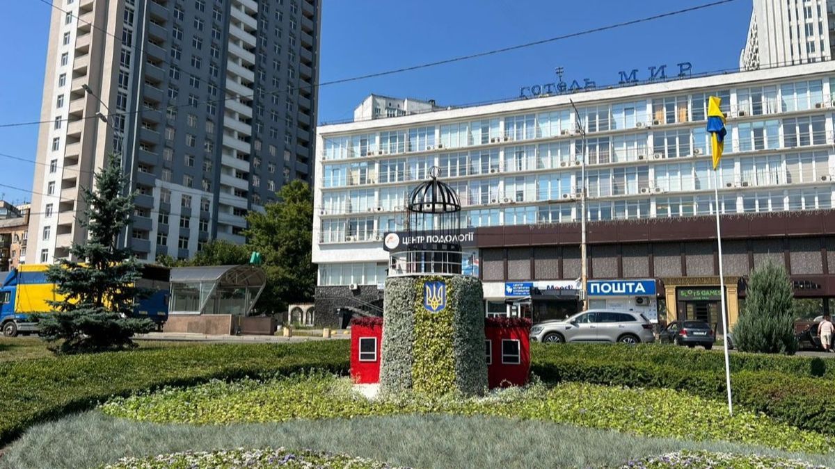 На Голосіївській площі відкрили квіткову композицію «Зміїний острів. Маяки України» квіткова композиція у вигляді маяка