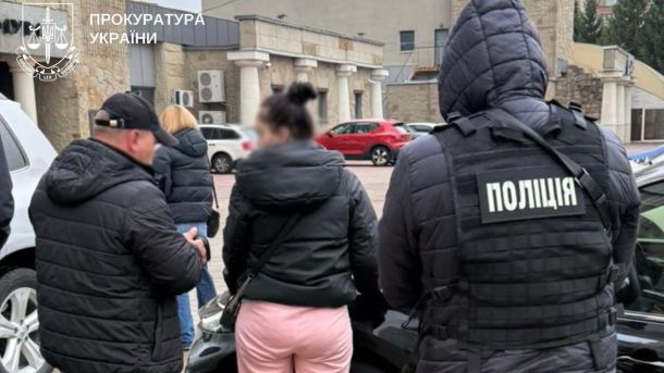У Києві викрили організаторів схем із втечею за кордон та фіктивним бронюванням Працівники поліції проводять слідчі дії за участю жінки, підозрюваної у шахрайстві