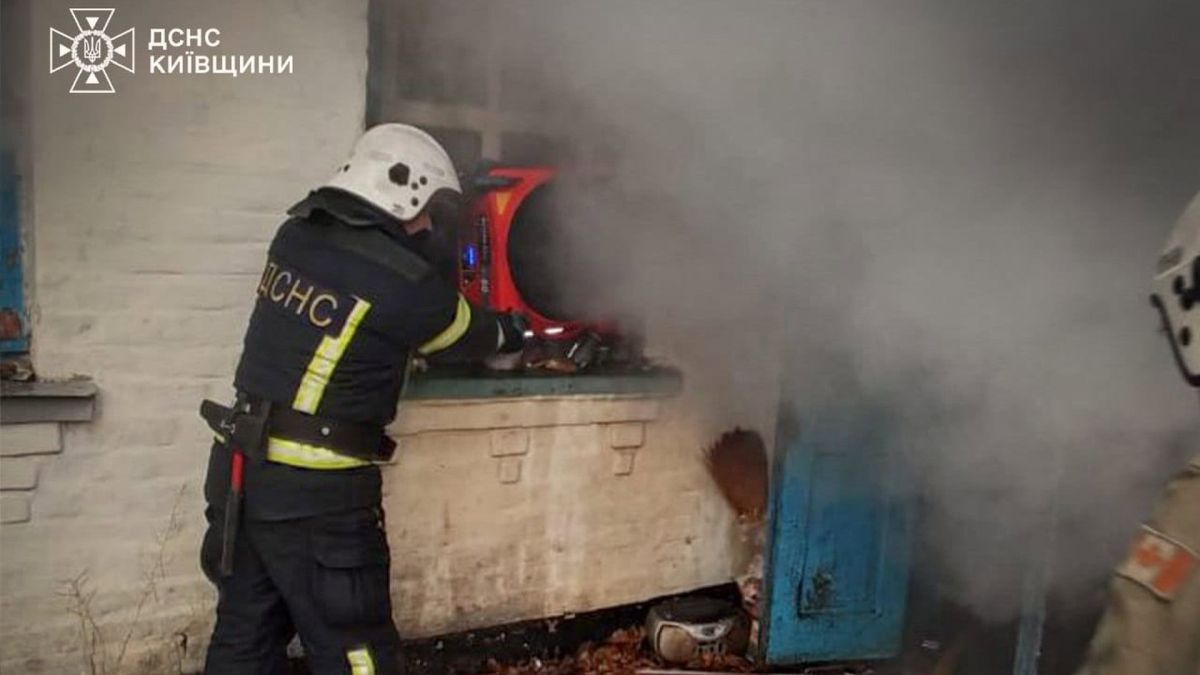 Білоцерківський район: чоловік загинув під час пожежі в будинку Пожежник гасить пожежу в будинку