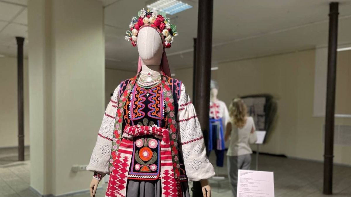 У Києві показують реконструкції строїв з окупованих регіонів України У Києві показують реконструкції строїв з окупованих регіонів України