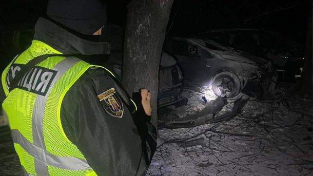 Один із найсучасніших у Європі кінологічних центрів відкрився на Київщині Поліцейський у нічний час біля пошкоджених автомобілів внаслідок російського удару