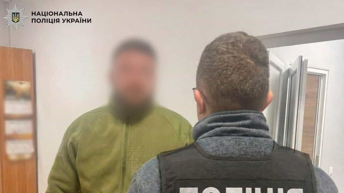 Підрядник вкрав 2 млн грн на будинки для Мощуна: суд Поліцейський затримує підозрюваного підрядника у приміщенні — справа про розкрадання коштів на модульні будинки для Мощуна