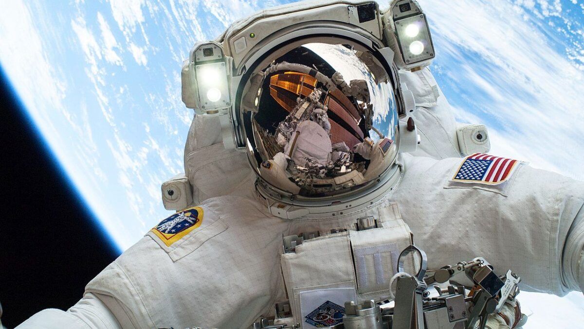 Newsweek: NASA відстежує астероїд розміром з літак, що наближається до Землі Астронавт NASA у відкритому космосі