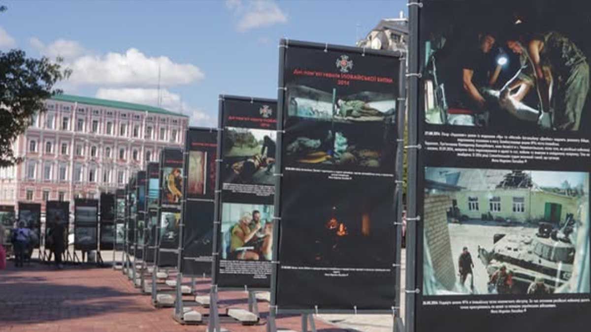 У Києві відкрили фотовиставку «Дні пам’яті героїв Іловайської битви 2014» У Києві відкрили фотовиставку «Дні пам’яті героїв Іловайської битви 2014»