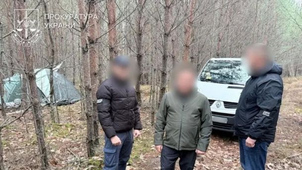Покровський напрямок під ударом: 73 атаки за добу, втрати Росії — 970 військових чоловіків із розмитими обличчями стоять у лісі поруч із білим мікроавтобусом і наметом