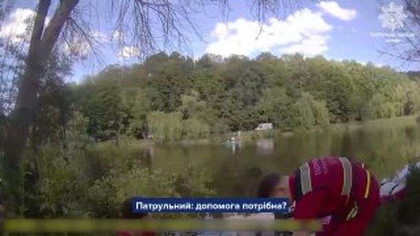 Кияни отримали по 9 років за продаж фальшивих доларів із Туреччини Патрульні та медики надають допомогу чоловіку, якого витягли з озера у Голосіївському районі Києва