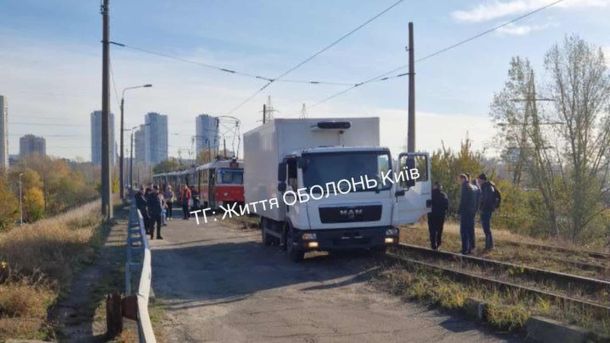 Зеленський ввів санкції проти Міндіча: справа «Енергоатому» Біла вантажівка стоїть на коліях трамваю