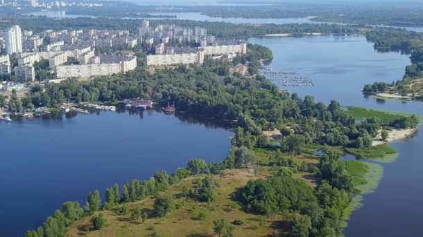 Поліція Бориспільщини назвала 4 схеми онлайн-шахраїв Територія майбутнього парку на вулиці Прирічній в Оболонському районі Києва, зелена зона біля річки