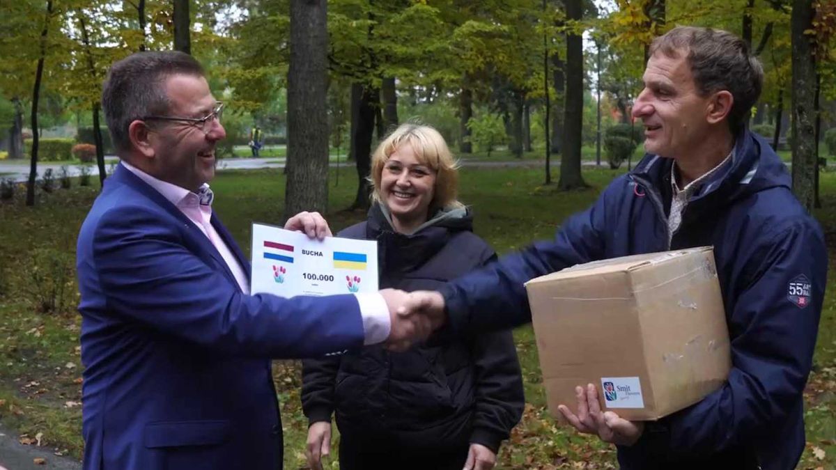 100 тисяч тюльпанів з Нідерландів висадять у Бучі 100 тисяч тюльпанів з Нідерландів висадять у Бучі