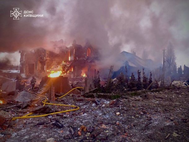 Київщина отримала 50 генераторів для соціальних закладів від Червоного Хреста Зруйнована будівля охоплена вогнем після ворожої атаки у Фастівському районі Київщини, рятувальники ДСНС гасять пожежу за допомогою шлангів