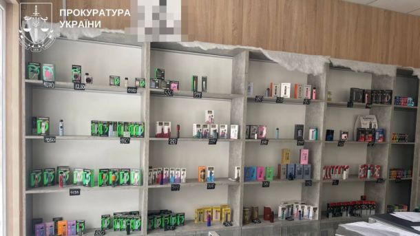 Першість Київщини з боксу: у Борисполі визначили нових чемпіонів Вітрина з вилученими контрафактними електронними сигаретами та рідинами у торговій точці на Київщині, фото Прокуратури України
