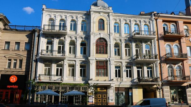 Готель на Великій Васильківській: історія будинку Скоропадського Чотириповерховий прибутковий будинок у стилі історизму на вулиці Великій Васильківській, 21 у Києві з декоративним фасадом, арочними вікнами та балконами