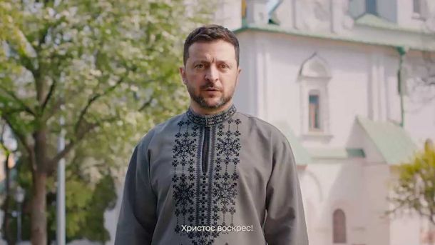 Google попереджає про нову атаку на Gmail — термінова перевірка пошти a man standing outside in front of a building