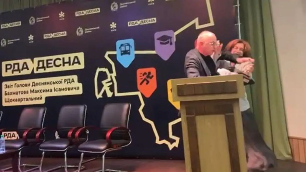 Бійка на сцені: презентація Бахматова перетворилась на скандал із КМДА Бійка на сцені: презентація Бахматова перетворилась на скандал із КМДА