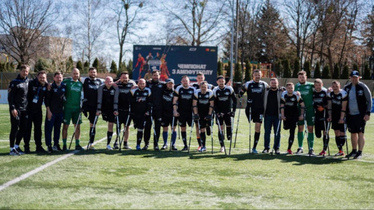 Чемпіонат України з ампфутболу стартував на Київщині: 18 команд і 150 матчів Ветерани війни грають у ампфутбол на стадіоні СКК Софіївський у Софіївській Борщагівці під час Чемпіонату України