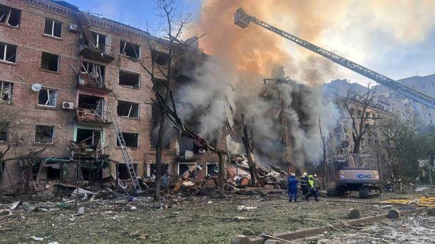Атака на Київ: 13 постраждалих, пожежа в Голосіївському районі Атака на Київ 24 травня: три загиблих у Шевченківському районі