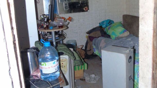 Гостомель безоплатно видає сміттєві баки: кому і як отримати Занедбане приміщення, де підозрюваний розпивав алкоголь