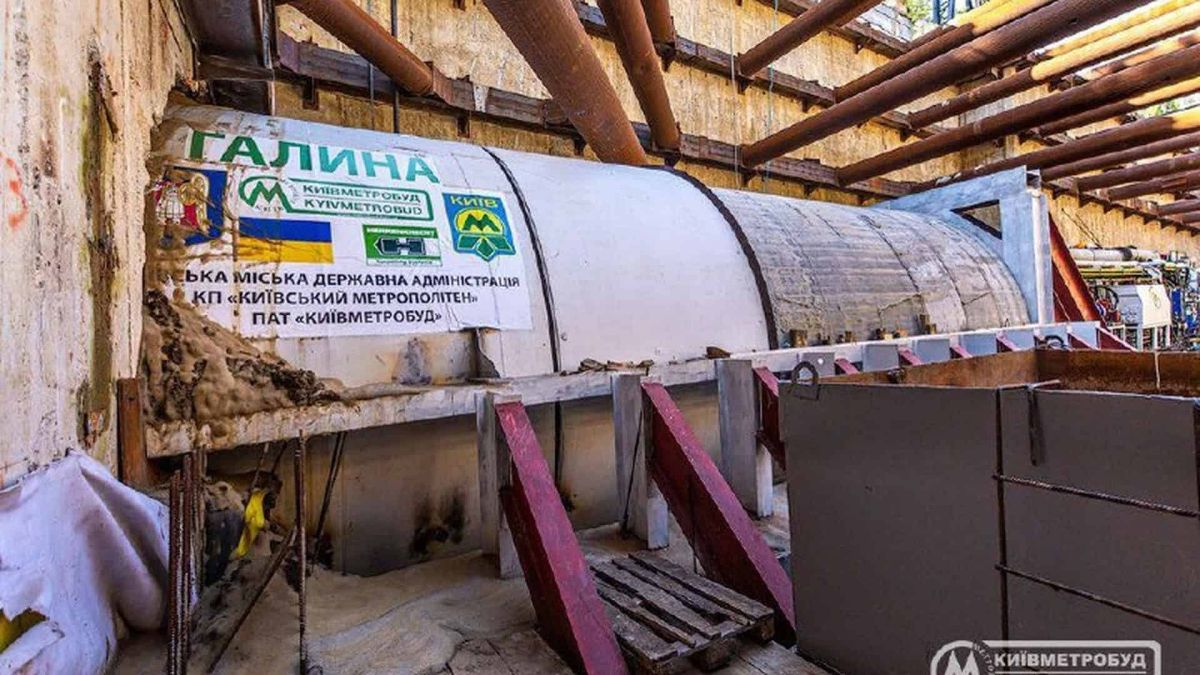 Бюджет метро на Виноградар урізали до 1,6 млрд з 6,5 млрд грн Будівельний майданчик метро на Виноградар у Києві: новий щит «Вікторія» прибуде у вересні, фінансування урізали до 1,6 млрд грн