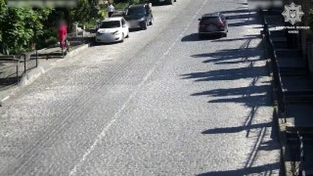 У Києві судитимуть «ворожок»: ошукали родини загиблих воїнів Нетверезий водій з 1,08 проміле розбив фару скутера та в'їхав у огорожу, тікаючи з місця конфлікту в Печерському районі Києва