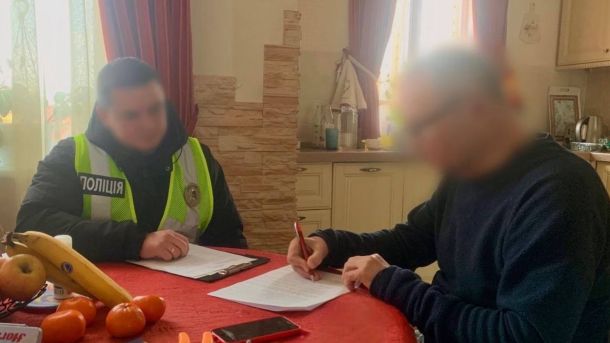 У Києві матір повідомили про підозру за злісне невиконання обов'язків по догляду за донькою Поліцейські Києва оголосили підозру лікарю-отоларингологу, пацієнт якого втратив зір після операції на носі