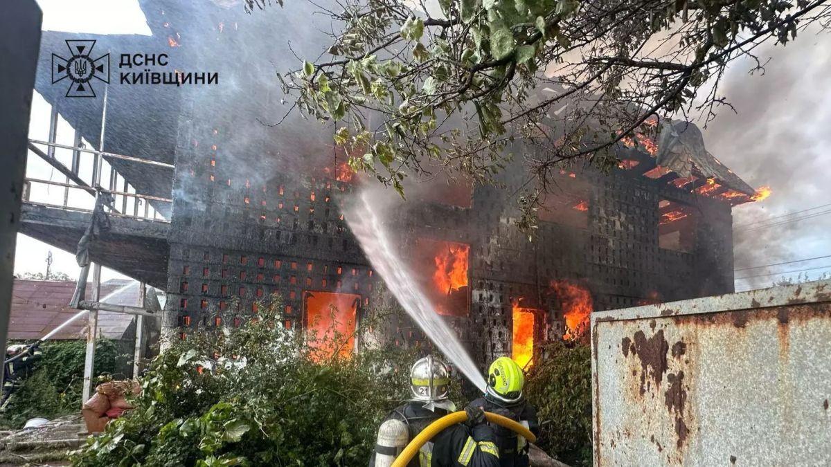 Масштабна пожежа знищила двоповерховий будинок на Київщині Масштабна пожежа знищила двоповерховий будинок на Київщині