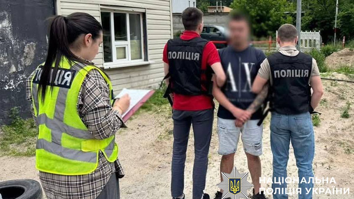 У Києві чоловіка судитимуть за спробу видалити дані з бази «Оберіг» за хабар у 2000 доларів Поліцейські затримують чоловіка в чорній футболці та світлих шортах