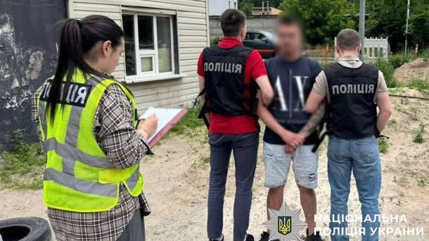 Прокуратура закликала Кличка знести незаконні ресторани у парках і на берегах річок Поліцейські затримують чоловіка в чорній футболці та світлих шортах