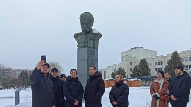 У Бородянці жінка впала з четвертого поверху на дах магазину Група посадових осіб біля пам'ятника Тарасу Шевченку на площі в Бородянці, зима