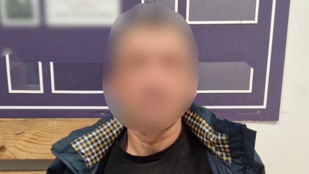 На Київщині в Добропарку облаштували найбільшу гарбузову локацію області (фото) Чоловік у темному одязі з розмитим обличчям сидить на фоні стіни з інформаційним стендом