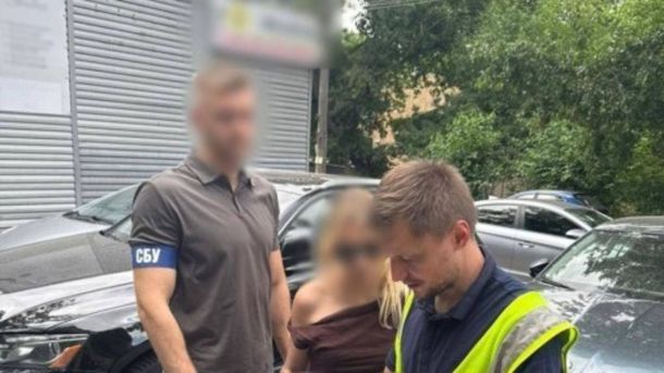 Начальниця служби у справах дітей в Києві отримала підозру за недбалість Затримана в присутності двох правоохоронців