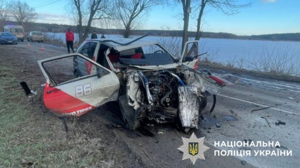 На Білоцерківщині затримали торговця наркотиками PVP Розбитий Volkswagen після зіткнення з деревом на дорозі поблизу села Забір'я Фастівського району Київської області