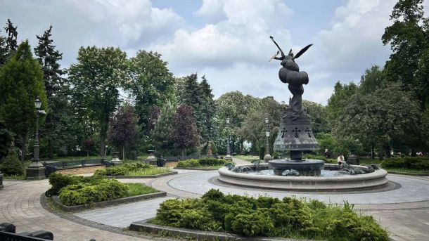 У парках і скверах Києва стартував сезон фонтанів Декоративний фонтан із скульптурною групою в одному з київських парків — старт сезону фонтанів у травні 2026 року