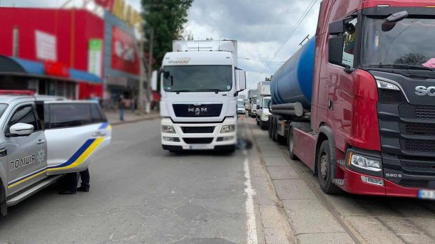 Смертельне ДТП у Дарниці: вантажівка збила пішохода Смертельне ДТП у Дарниці: вантажівка збила пішохода