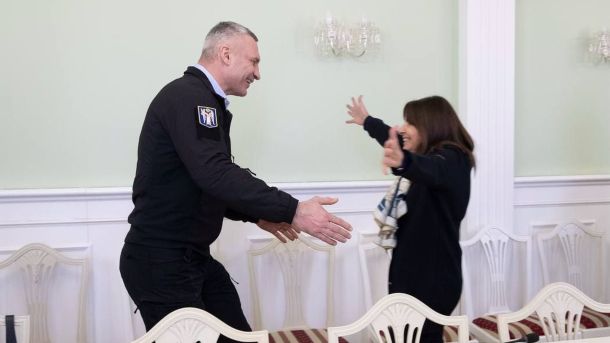 Принц Гаррі вдруге приїхав до Києва з неанонсованим візитом Мер Києва вітає мера Парижа під час її шостого візиту до Києва в офіційному залі міської адміністрації