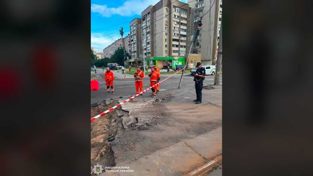 Пожежа у Виговському: постраждала людина 1973 року народження Поліцейський і комунальники на місці пошкоджень від російського обстрілу в Києві — розбитий асфальт, повалений стовп, огороджувальна стрічка