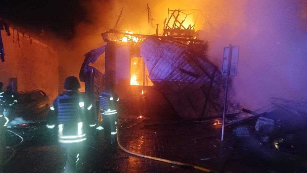 Броварський район під ударом: горять приватний будинок та міні-маркет Пожежники гасять вогонь, який охопив невелику будівлю