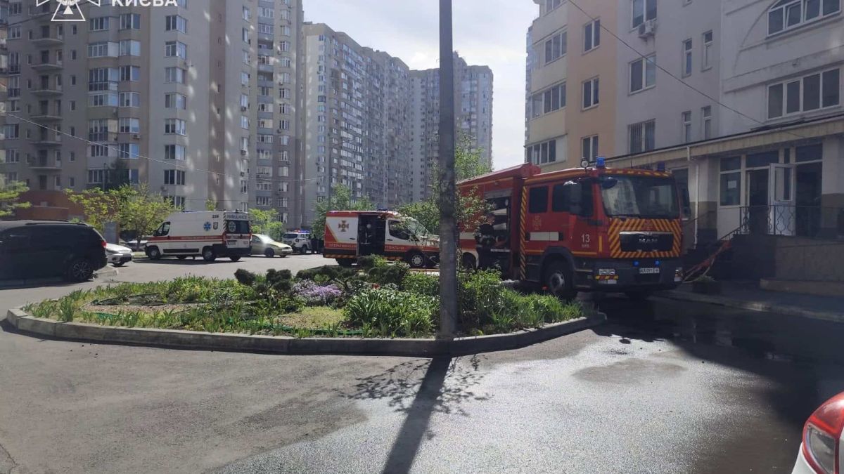 Пожежа у Деснянському: з 19-го поверху вивели двох людей Рятувальники ДСНС гасять пожежу на балконі 19-го поверху у Деснянському районі Києва, вулиця Миколи Лаврухіна
