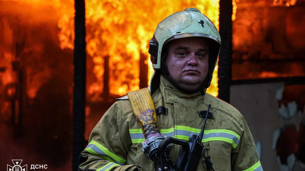 Ресторан на Мілютенка у Києві горів півтори години: площа пожежі 300 кв. м Пожежники ліквідують пожежу в закладі громадського харчування на вулиці Мілютенка у Деснянському районі Києва, площа займання 300 кв. м