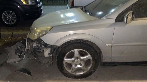 ДТП на Берестейському: троє постраждалих після зіткнення Tesla з Peugeot Пошкоджений автомобіль після ДТП у Голосіївському районі Києва, водій Smart в'їхав у припарковані авто