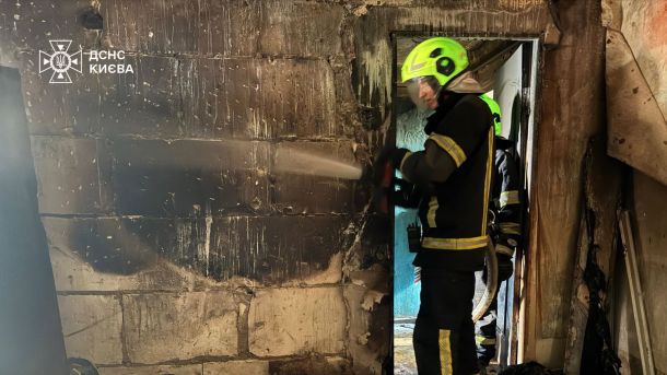 Чоловік пограбував киянку приставивши до її спини іграшковий пістолет: загрожує 8 років Рятувальник ДСНС Києва у спаленій квартирі на першому поверсі п'ятиповерхівки у Подільському районі після ліквідації пожежі