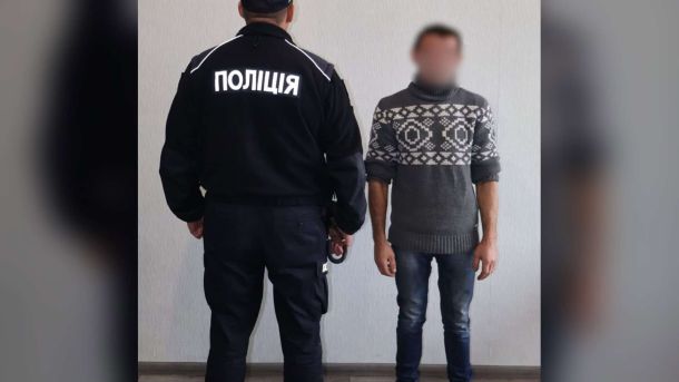 Атака на Київщину: пошкоджено 22 об’єкти, травмована одна людина Поліцейський у формі поруч із 37-річним чоловіком, якому на Бориспільщині повідомили про підозру в катуванні пасинка