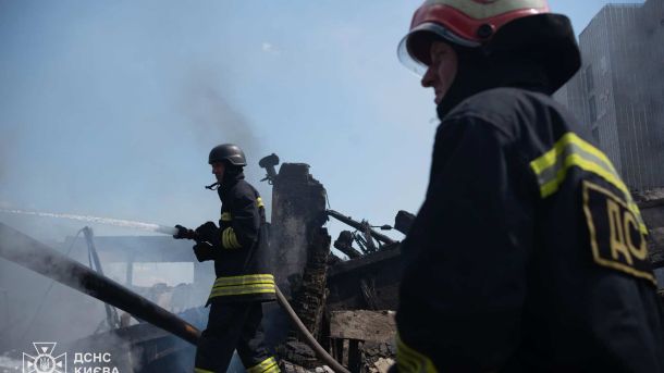 ДБР викриває нові деталі у справі "Київзеленбуду": підозрюють підприємця, який передав хабар за перемогу в тендері Рятувальники ДСНС Києва в захисних касках гасять пожежу з рукава серед обвуглених руїн зруйнованої будівлі після ракетно-дронової атаки на Дарницький район Києва