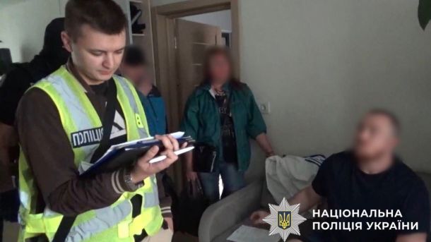 Інцидент біля Деснянського ТЦК: військовий вдарив по авто після нападу цивільного Поліцейські затримують афериста