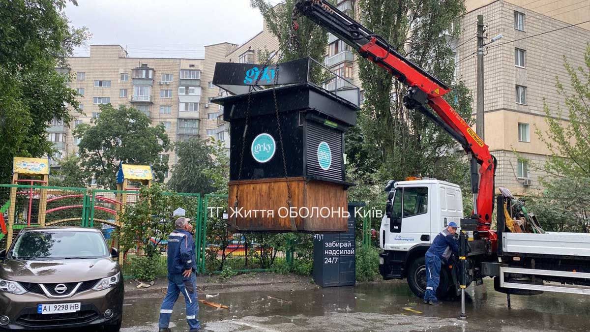 На Оболоні демонтували перший «новий» МАФ: порушення зафіксовано одразу після встановлення На Оболоні демонтували перший «новий» МАФ: порушення зафіксовано одразу після встановлення