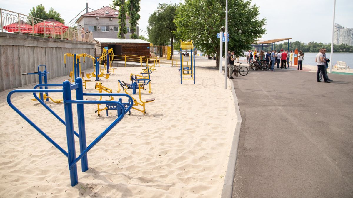 На 15 пляжах Києва — водолази, лайфгарди й перевірка води Облаштований пляж на березі Дніпра з інфраструктурою для відпочинку киян