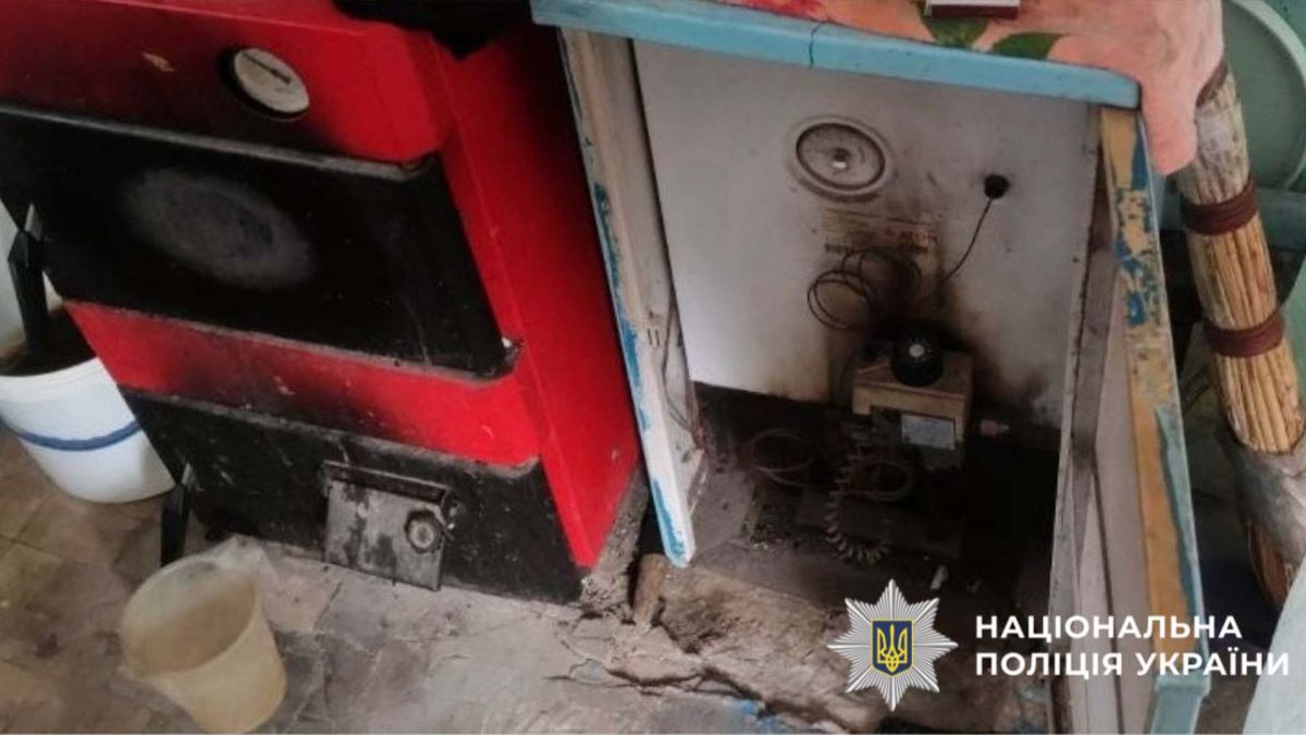 У Яготині загинули мати та її 16-річна донька: ймовірна причина — чадний газ Червоний твердопаливний котел з відкритими дверцятами у приватному будинку в Яготині, де від отруєння чадним газом загинули мати та донька