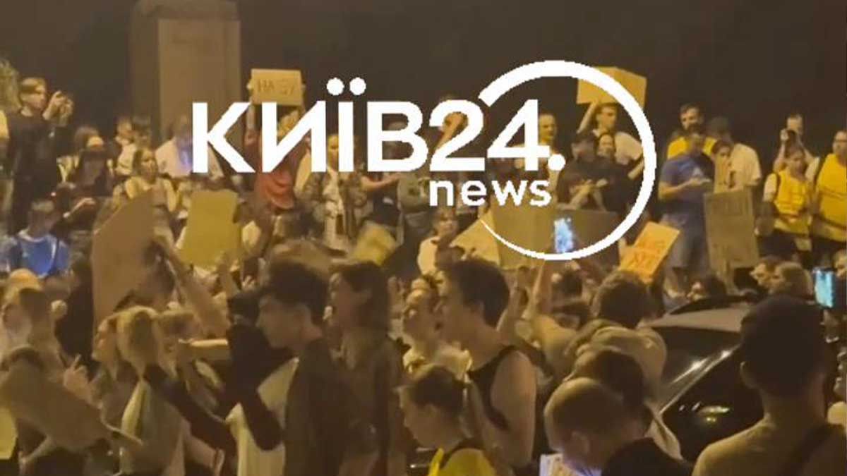 "Ганьба!": по всій Україні протестують проти закону, що ліквідує незалежність НАБУ та САП "Ганьба!": по всій Україні протестують проти закону, що ліквідує незалежність НАБУ та САП
