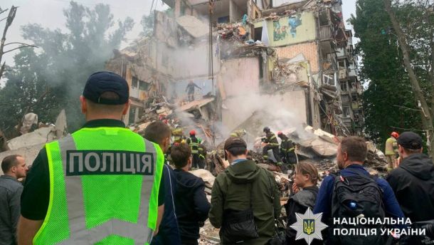 У Києві рятувальники витягли з-під завалів чоловіка, який вижив Київ. Рятувальні роботи після удару армії РФ по житловому будинку